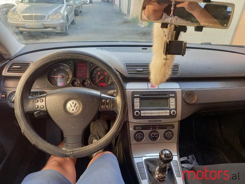 2005' Volkswagen Passat photo #4