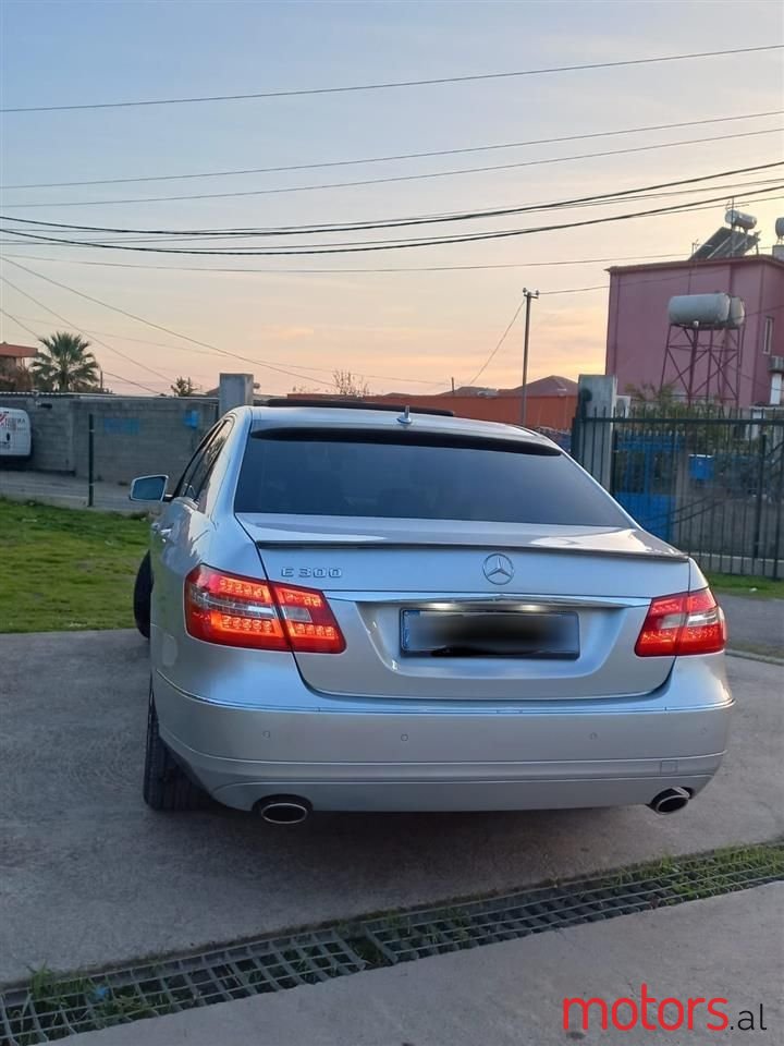 2010' Mercedes-Benz E 300 photo #2