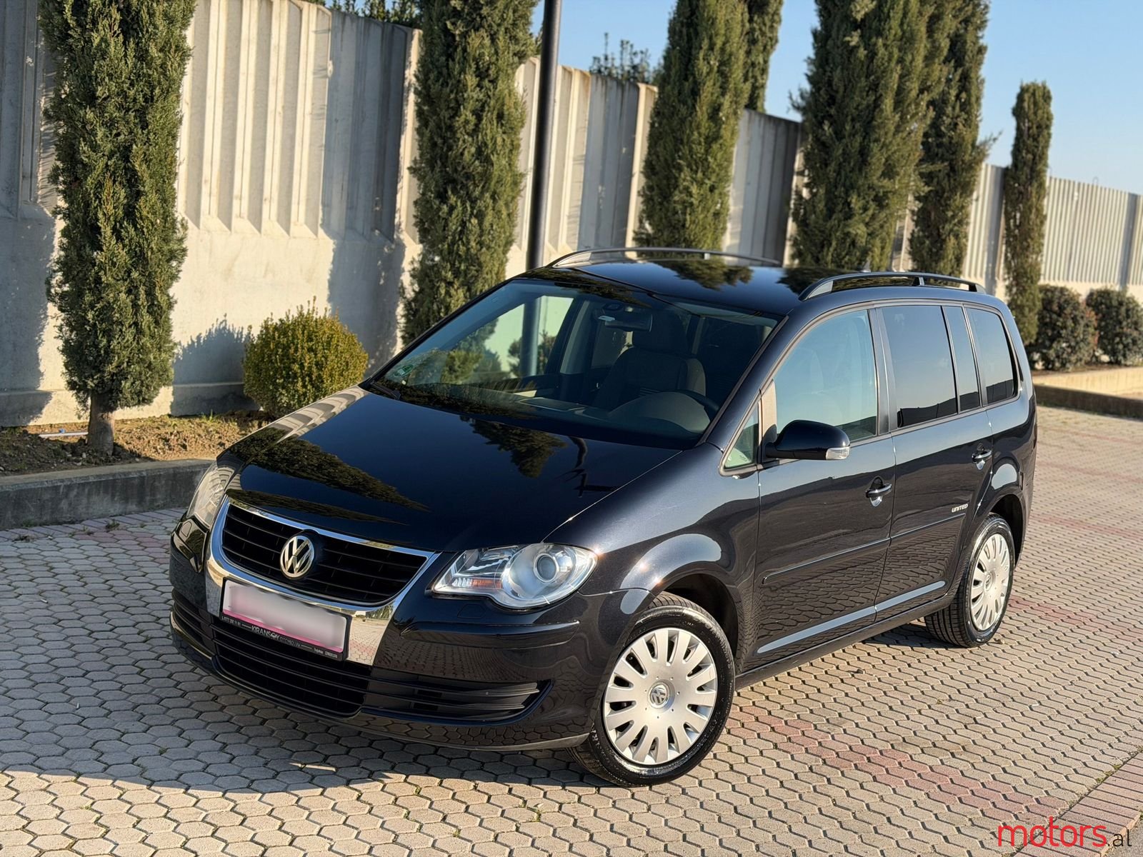 2010' Volkswagen Touran photo #1