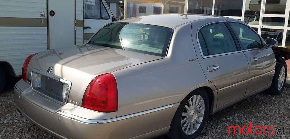 2005' Lincoln Town Car photo #1