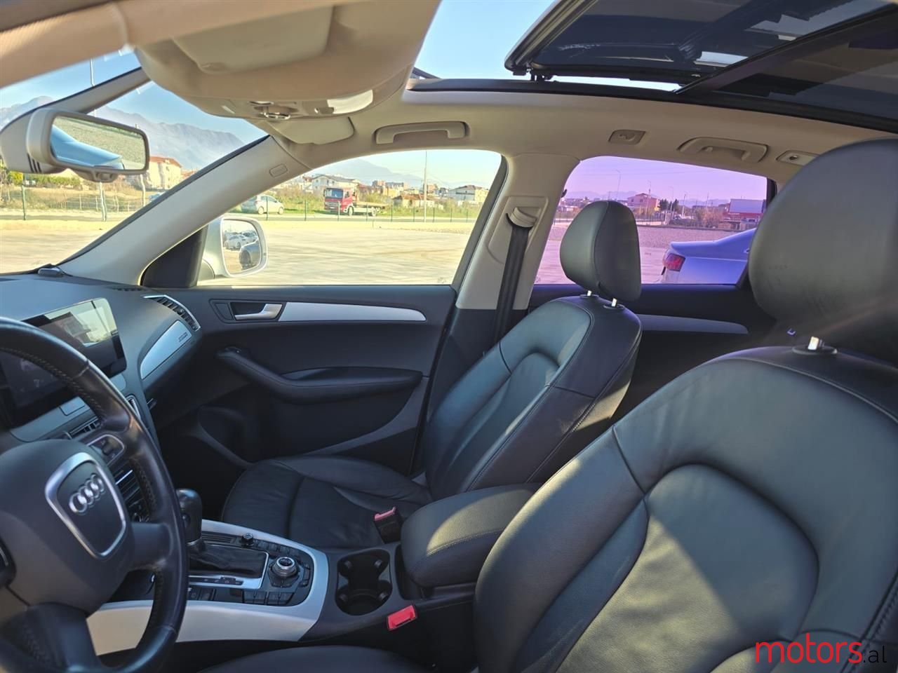 2010' Audi Q5 photo #5