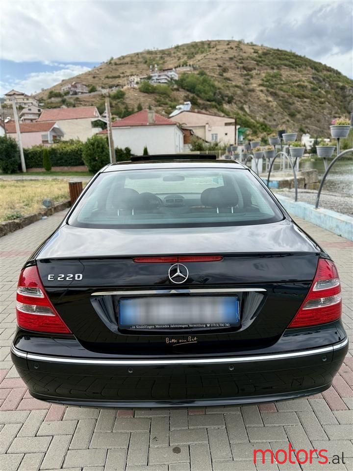 2004' Mercedes-Benz E 220 photo #5