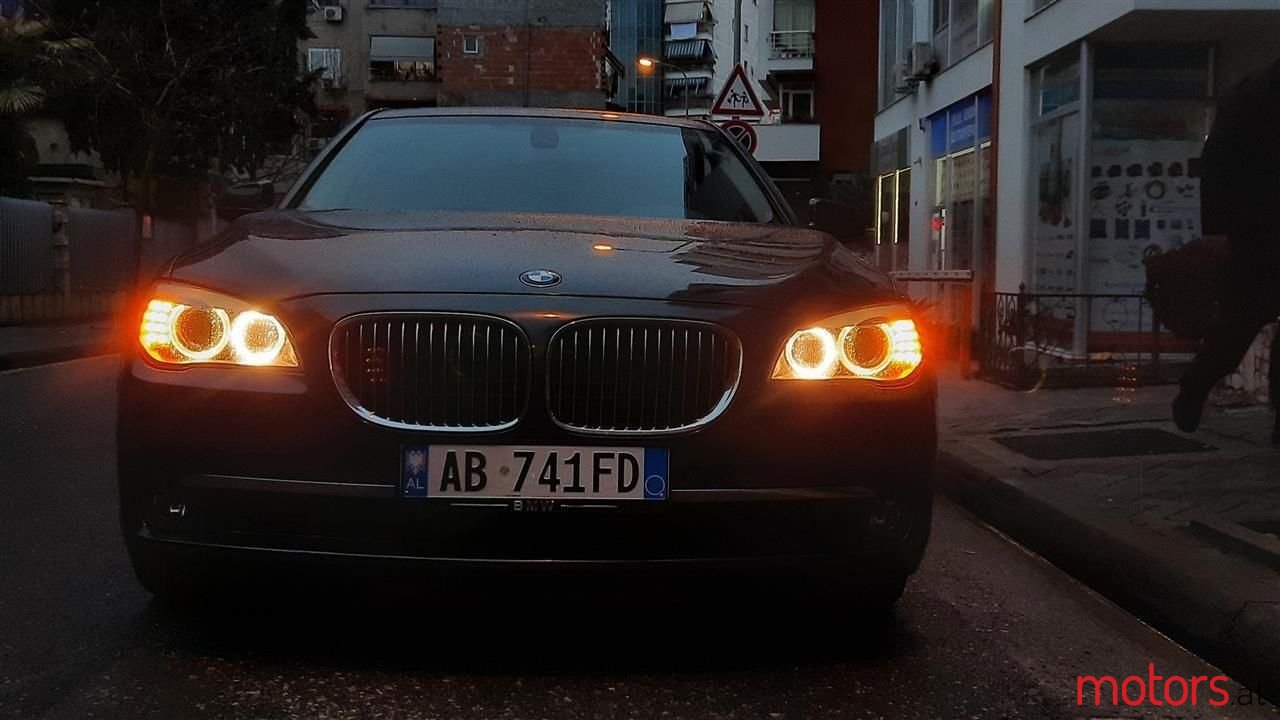 2011' BMW 750 photo #1