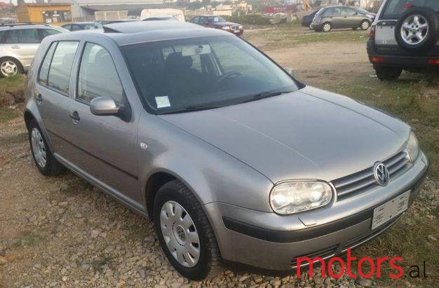 2002' Volkswagen Golf photo #2