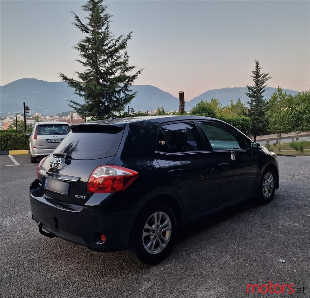 2012' Toyota Auris photo #5