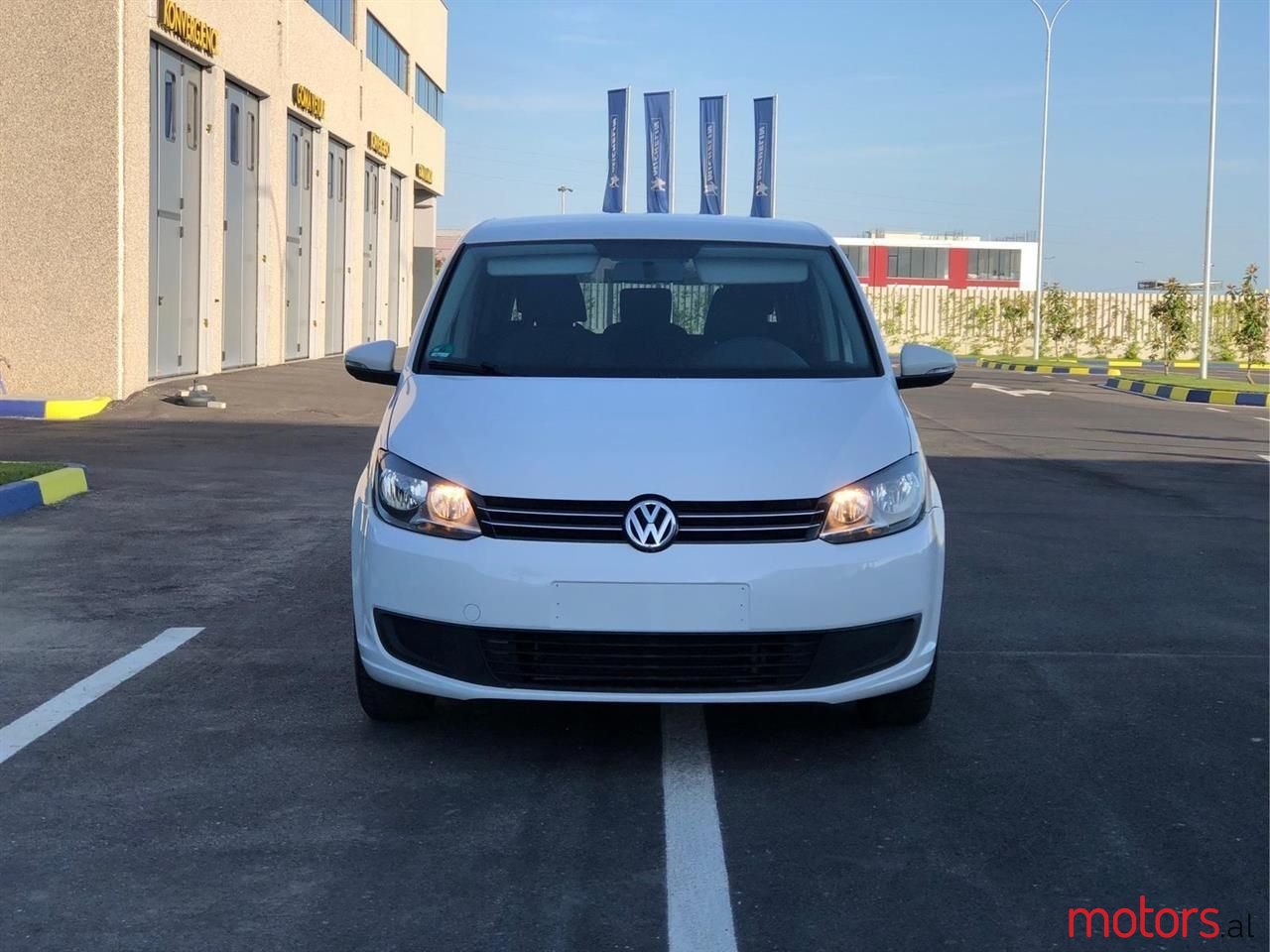 2011' Volkswagen Touran photo #2