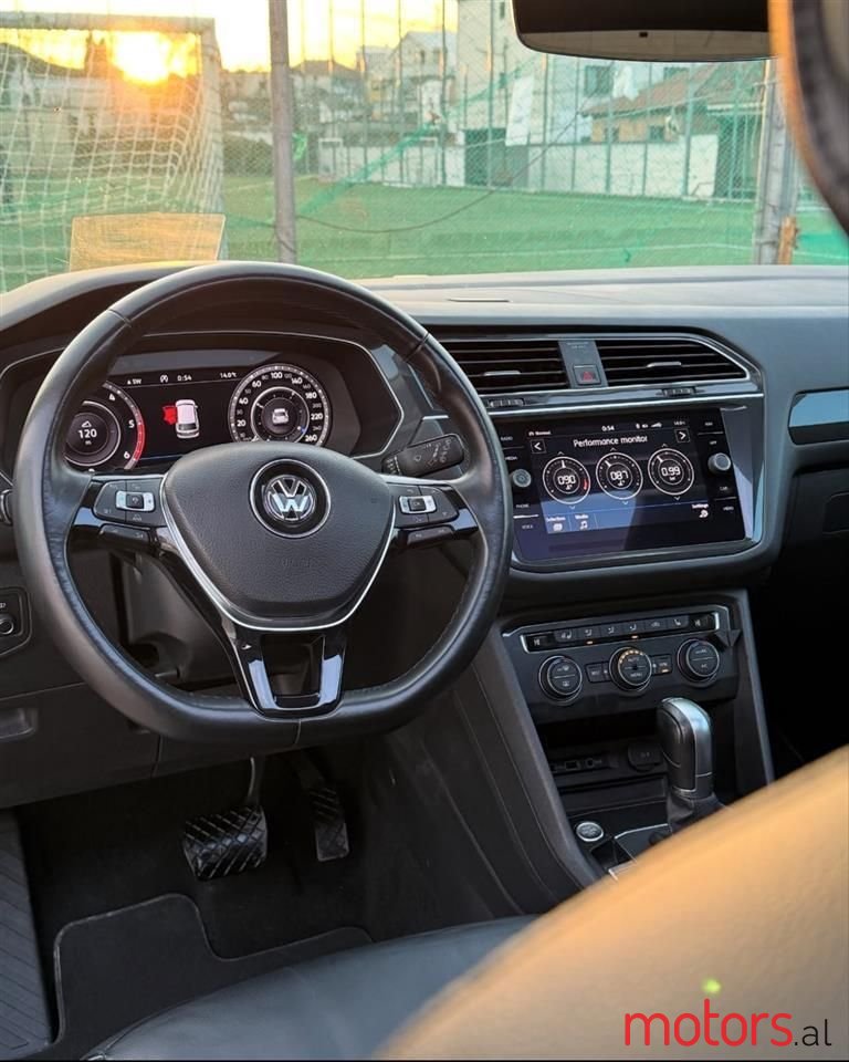 2018' Volkswagen Tiguan photo #5