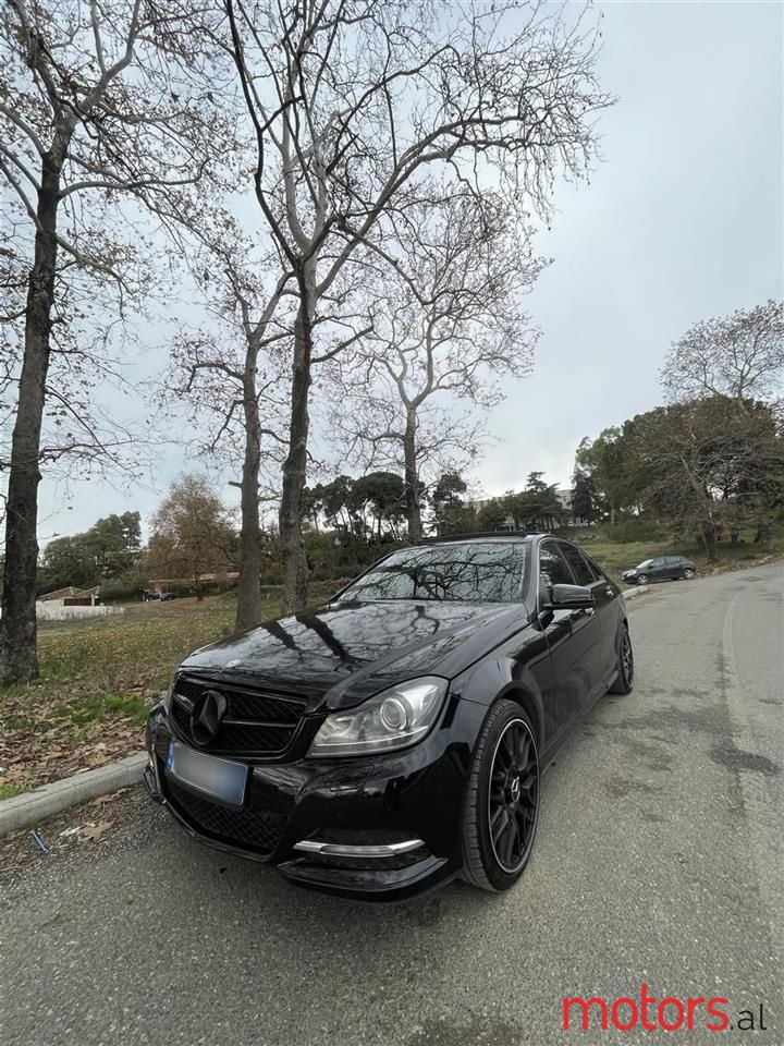 2009' Mercedes-Benz 320 photo #2