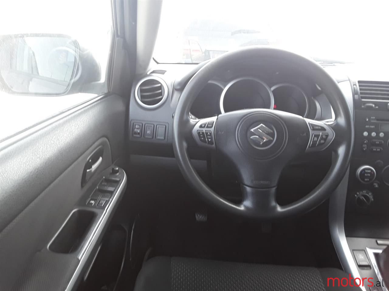 2010' Suzuki Grand Vitara photo #6