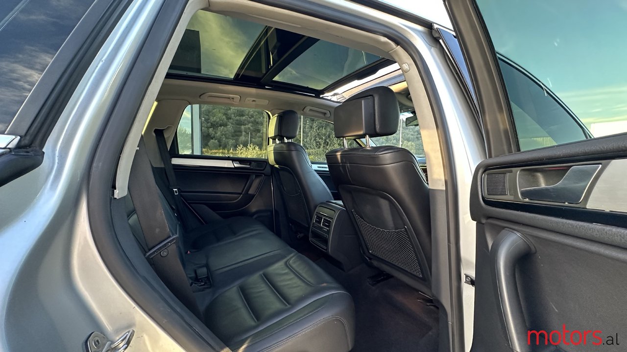 2013' Volkswagen Touareg photo #7