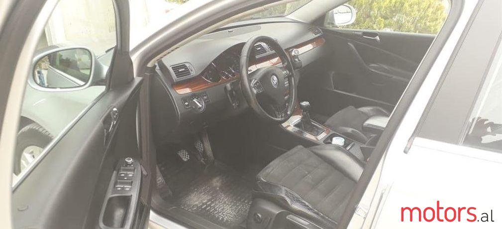 2005' Volkswagen Passat photo #1