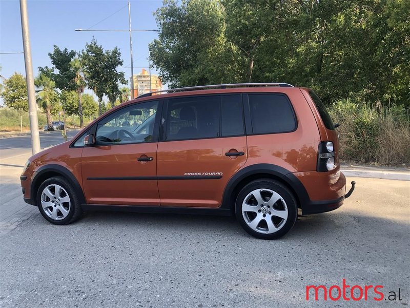 2009' Volkswagen Touran photo #3