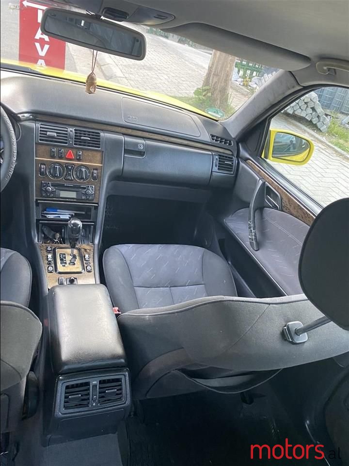 2001' Mercedes-Benz 220 photo #6