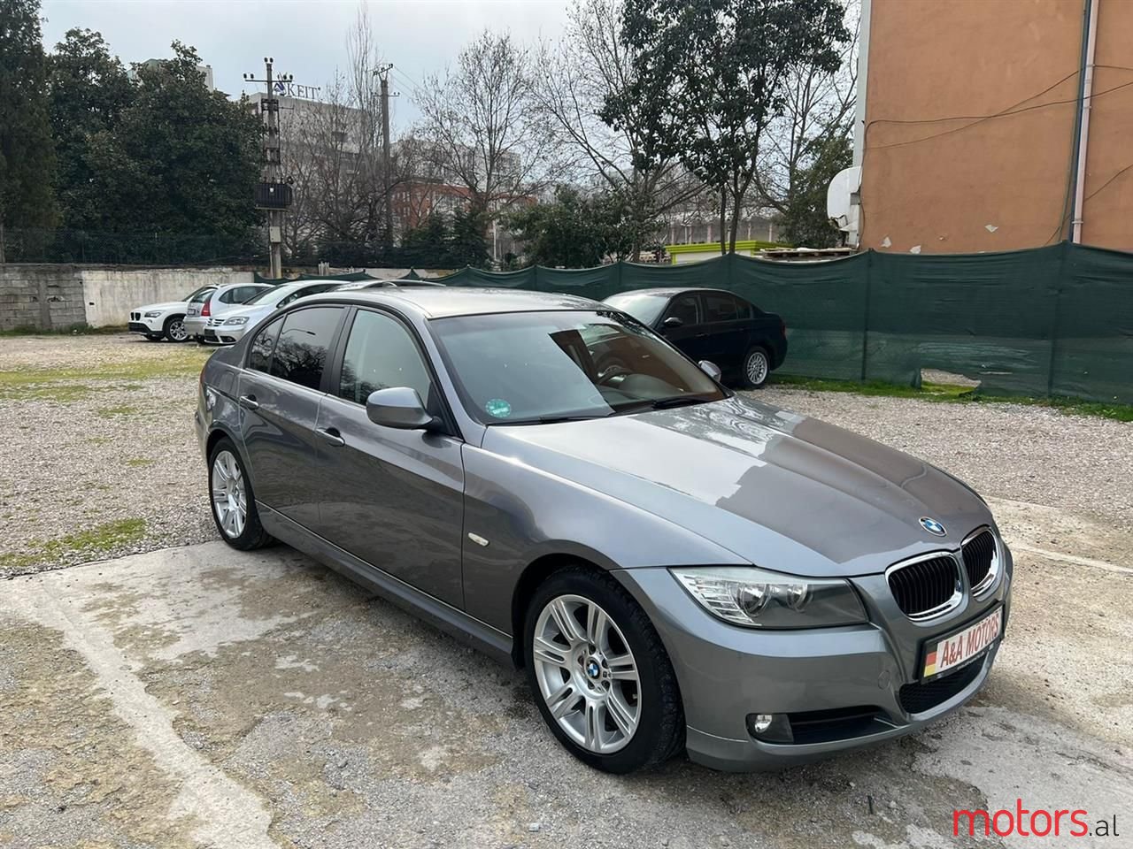 2010' BMW 320 photo #2