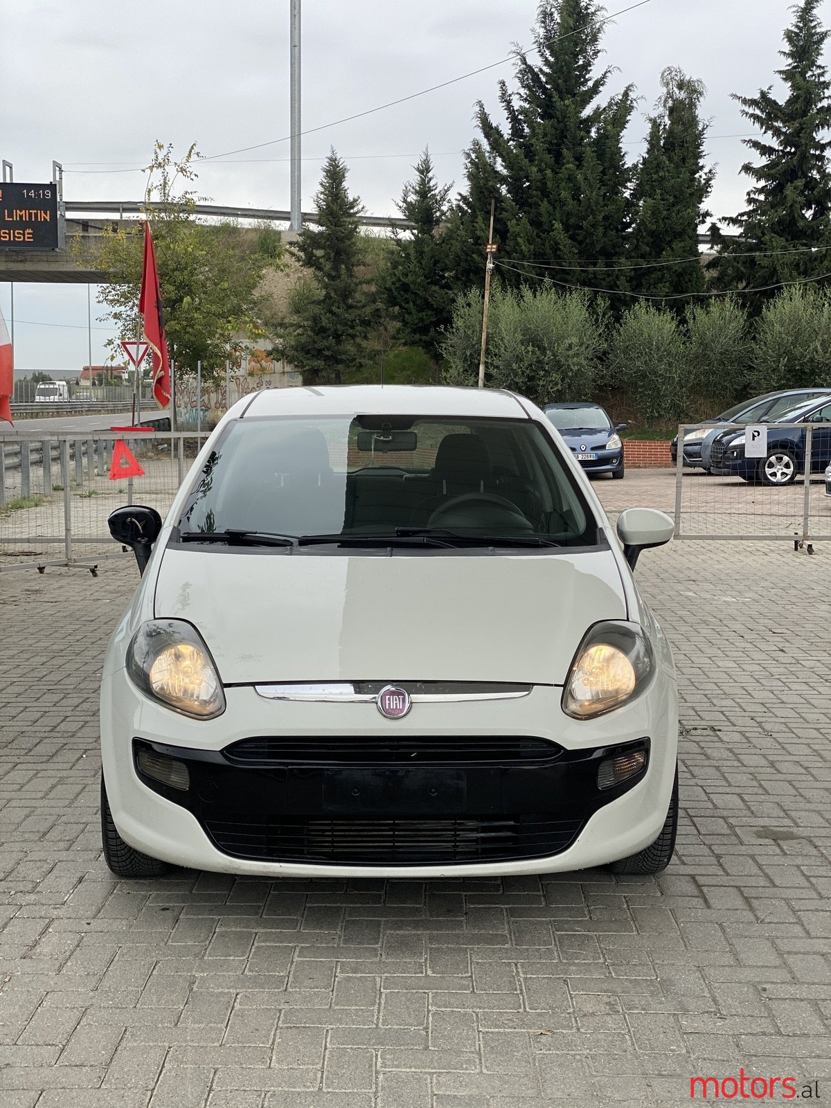 2011' Fiat Punto Evo photo #2