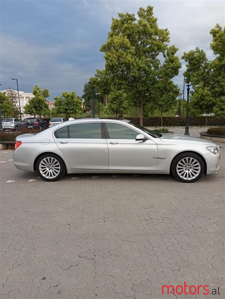 2011' BMW 730 photo #4