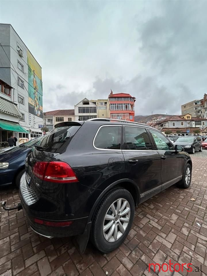 2011' Volkswagen Touareg photo #5