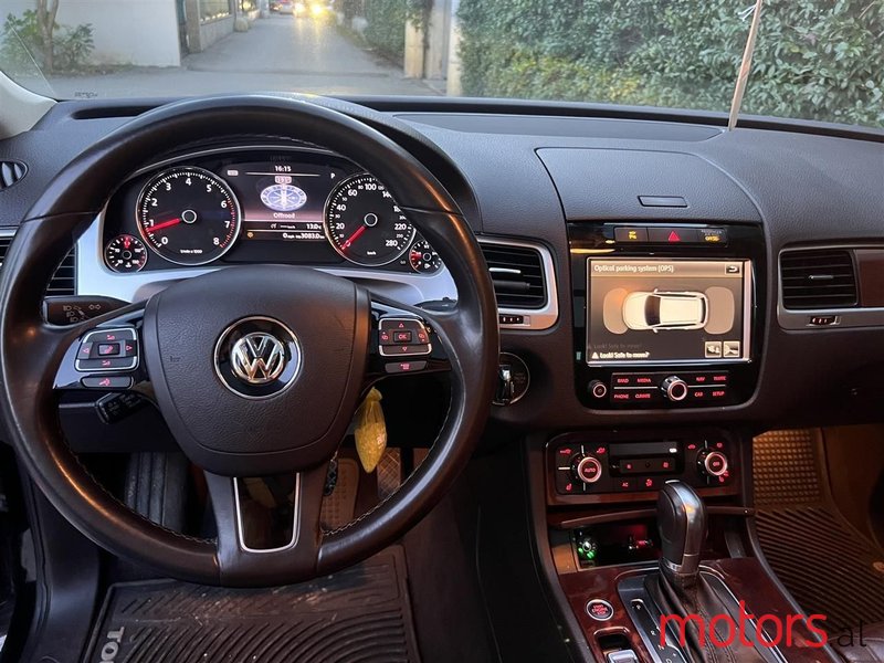 2013' Volkswagen Touareg photo #4