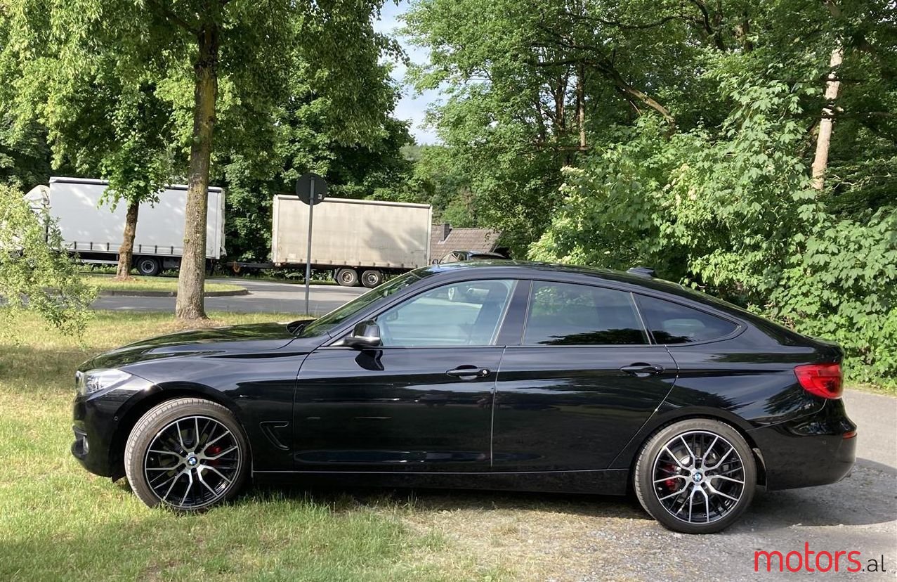 2017' BMW 320 photo #1