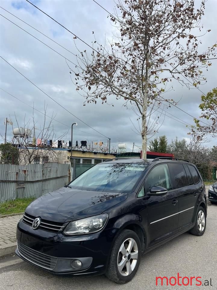 2011' Volkswagen Touran photo #3