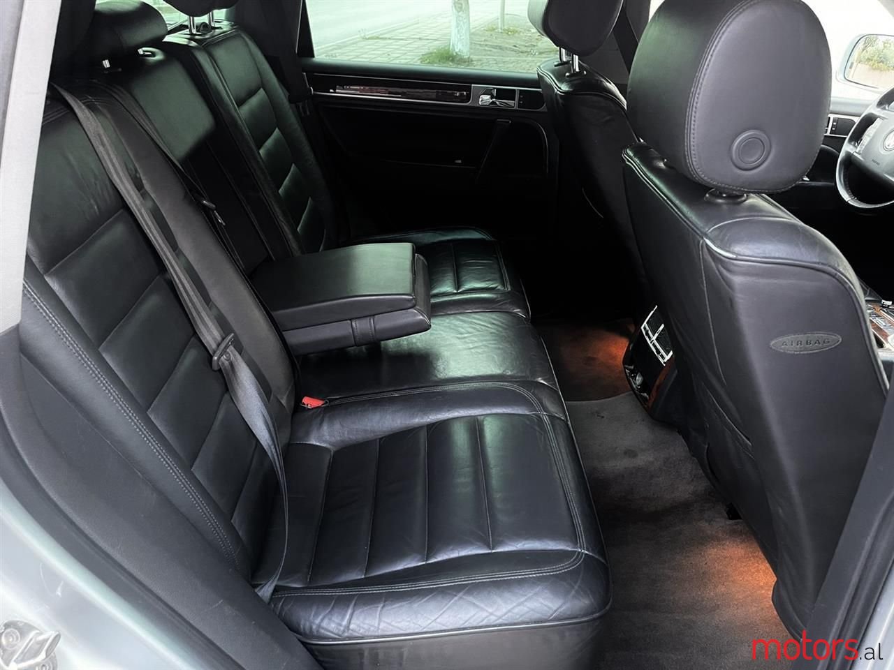 2004' Volkswagen Touareg photo #3