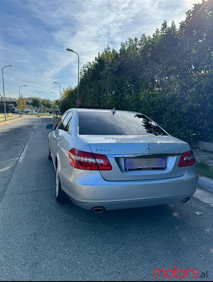 2011' Mercedes-Benz E 300 photo #5