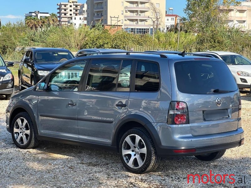 2009' Volkswagen Touran photo #3