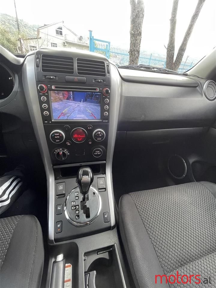 2010' Suzuki Grand Vitara photo #2