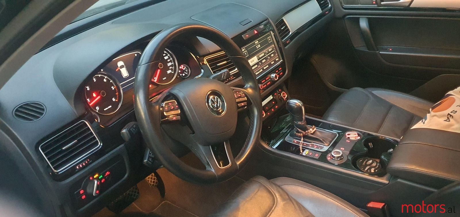 2013' Volkswagen Touareg photo #4