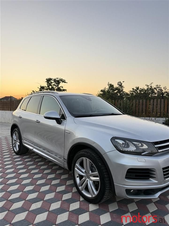 2015' Volkswagen Touareg photo #3