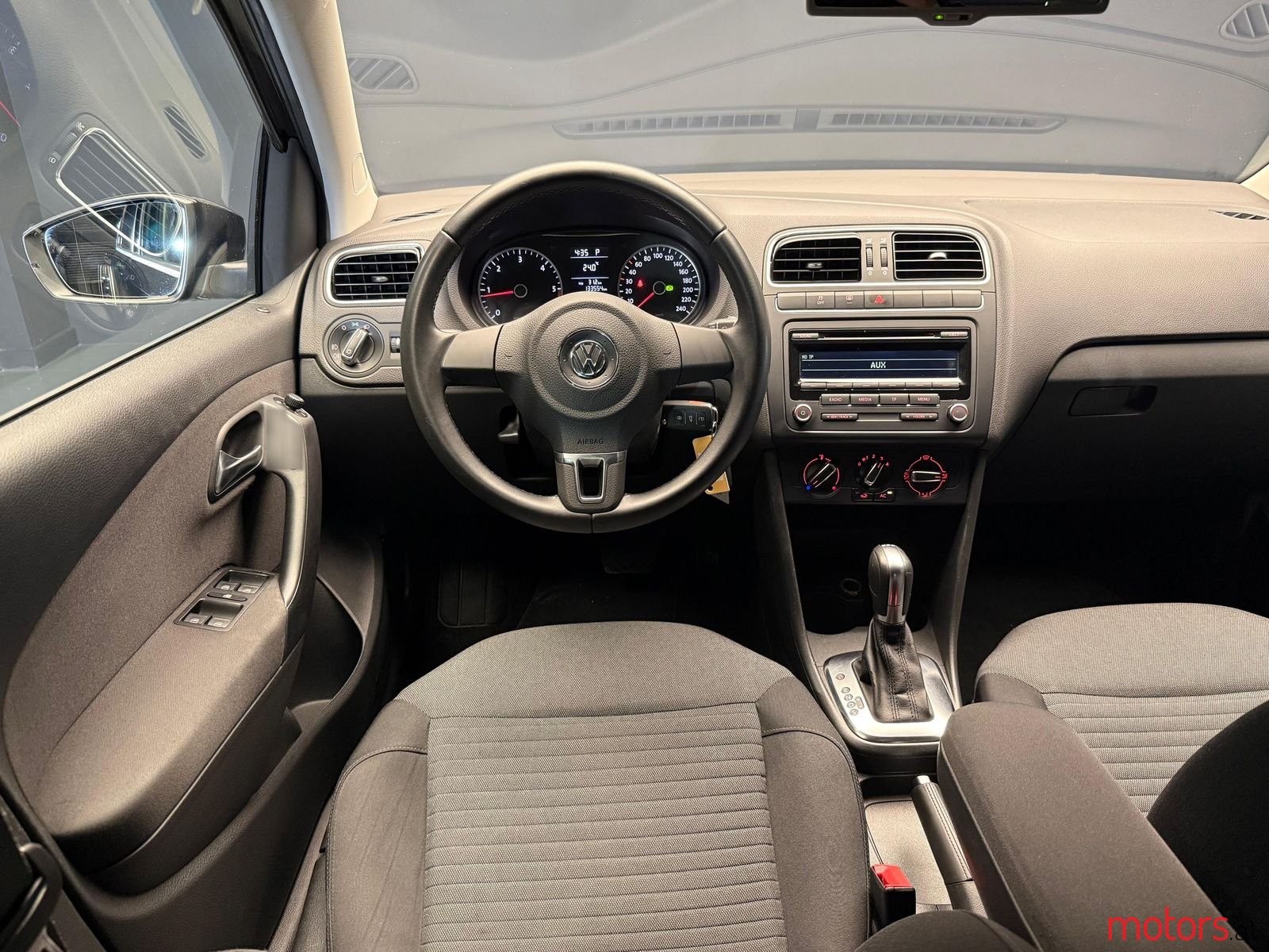 2013' Volkswagen Polo photo #6