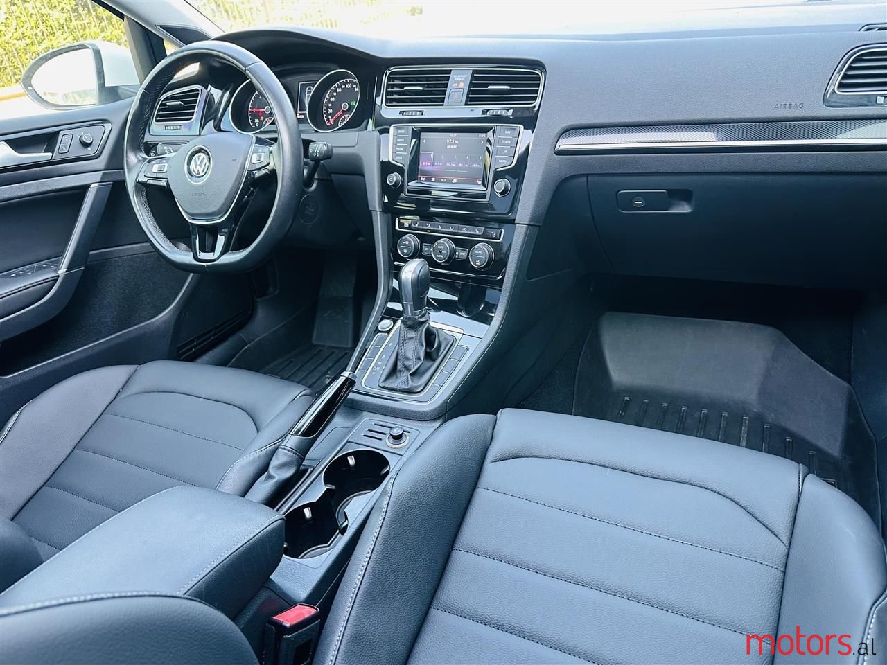 2015' Volkswagen Golf photo #3