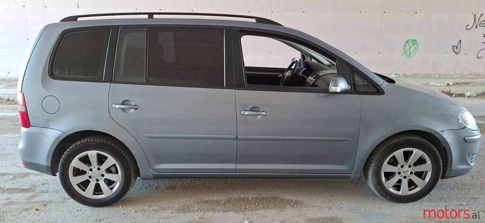 2007' Volkswagen Touran photo #3
