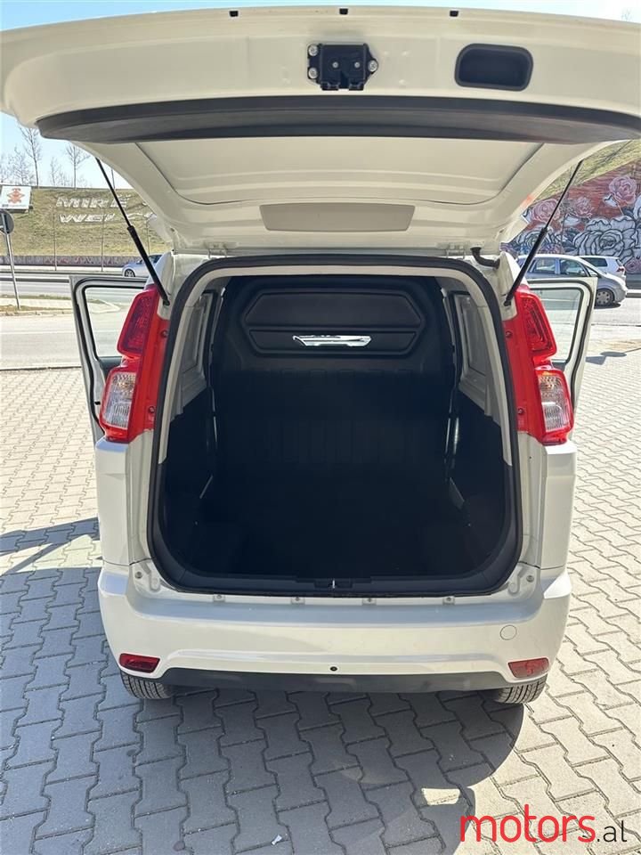 2023' Volkswagen Caddy photo #6