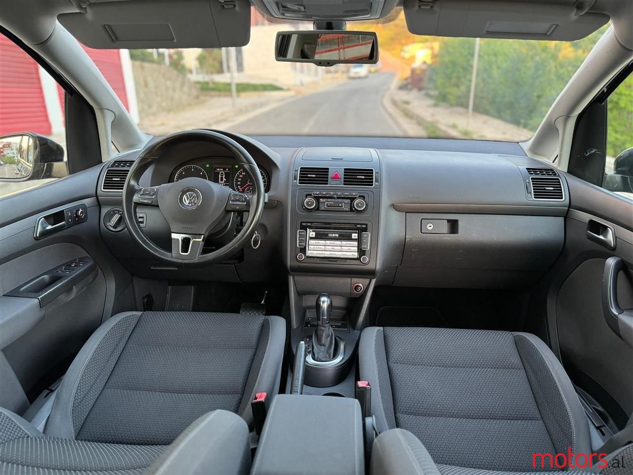 2011' Volkswagen Touran photo #6