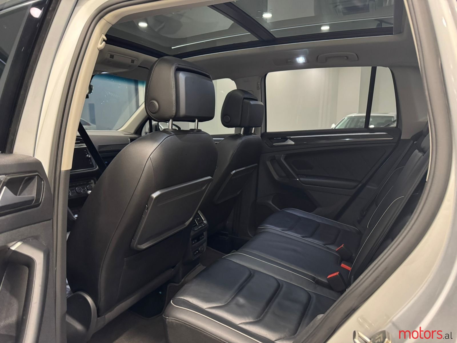 2018' Volkswagen Tiguan photo #5