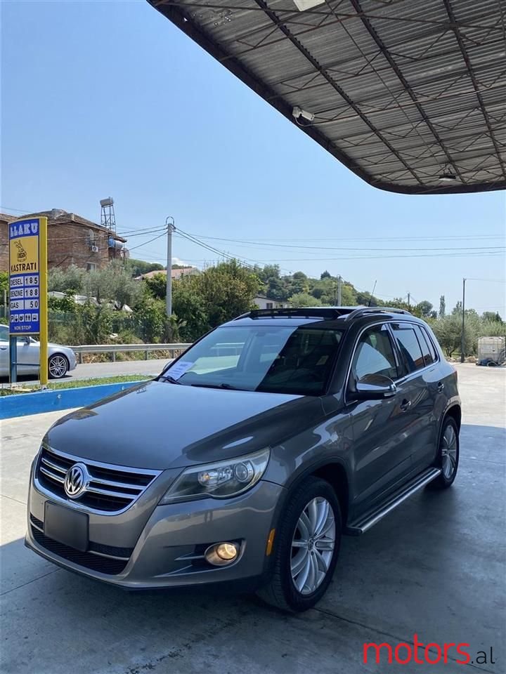 2011' Volkswagen Tiguan photo #4