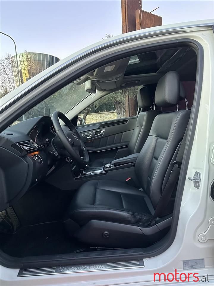 2012' Mercedes-Benz E 220 photo #3