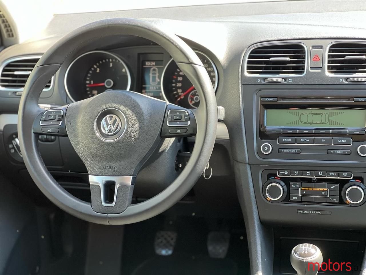 2011' Volkswagen Golf photo #4
