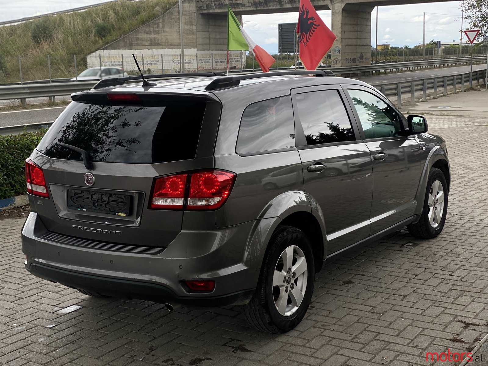 2011' Fiat Freemont photo #3