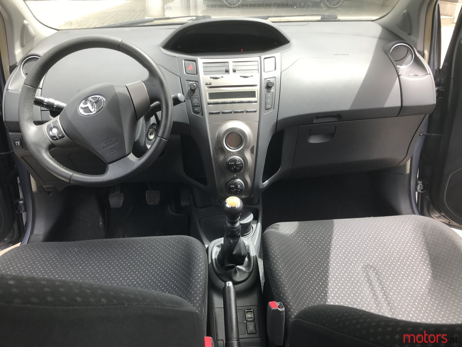 2011' Toyota Yaris photo #5