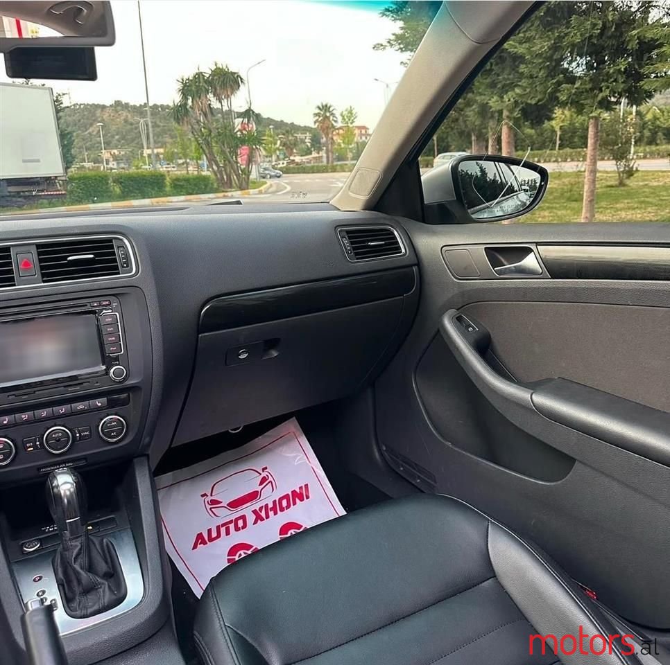 2012' Volkswagen Jetta photo #4