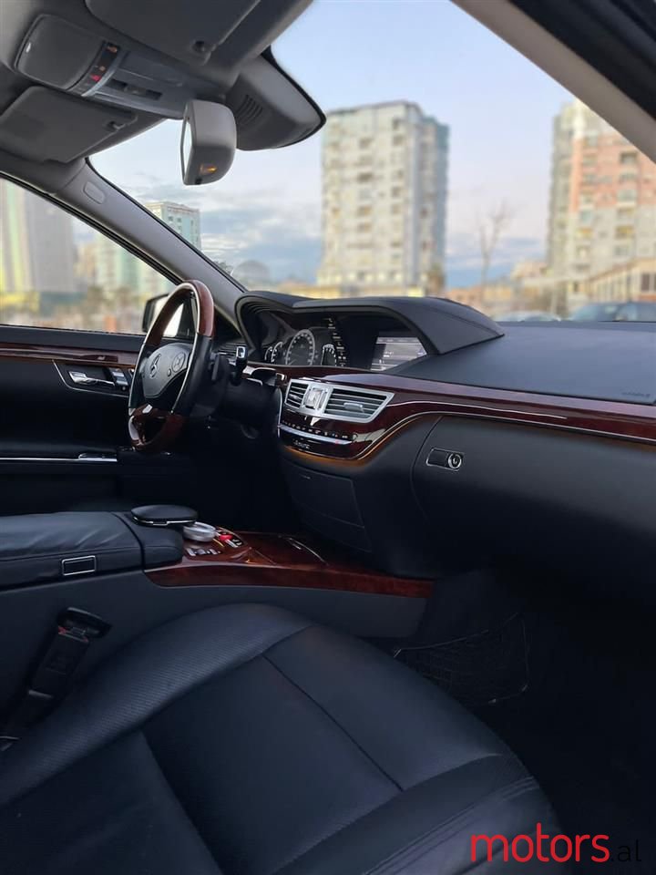 2011' Mercedes-Benz S 550 photo #5