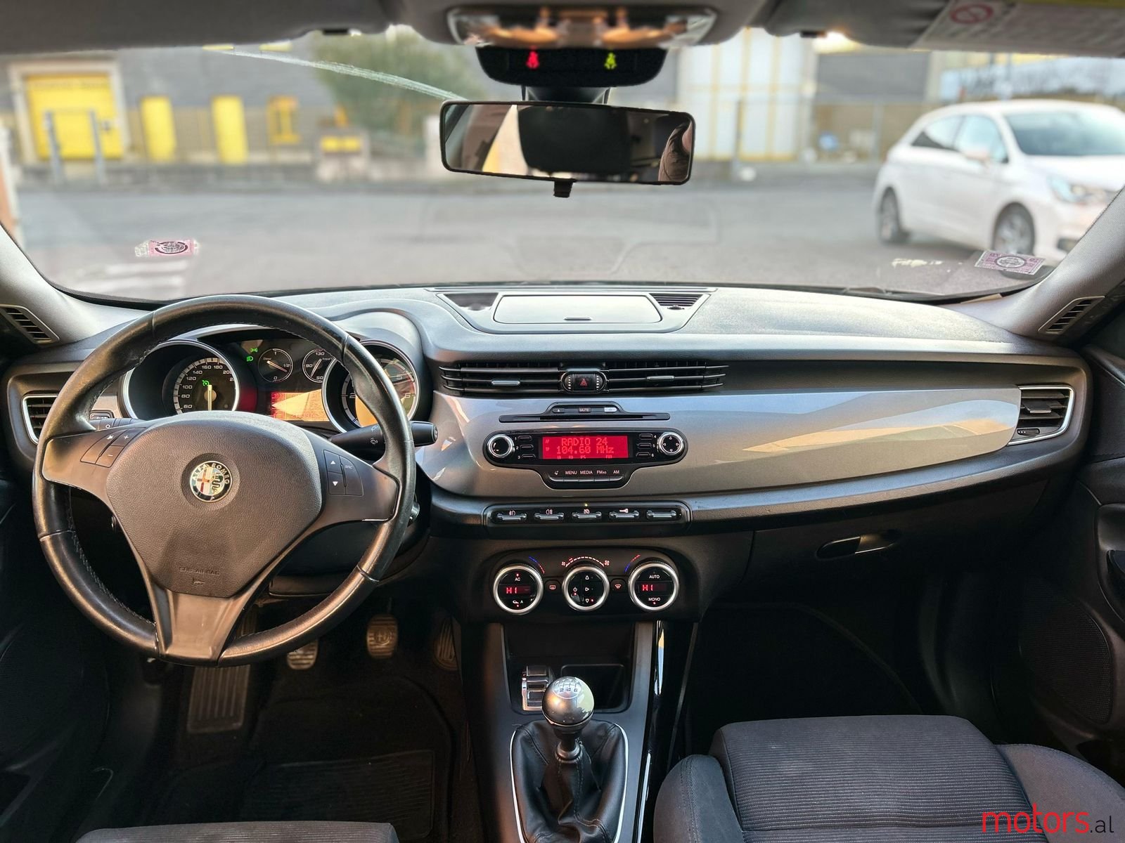 2013' Alfa Romeo Giulietta photo #6