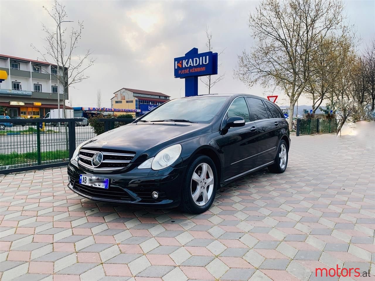 2008' Mercedes-Benz R 350 photo #1