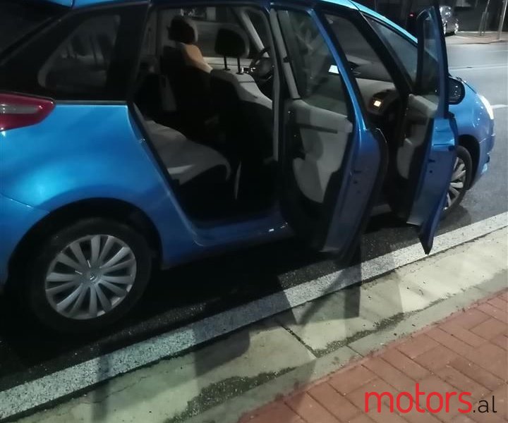 2008' Citroen C4 photo #4