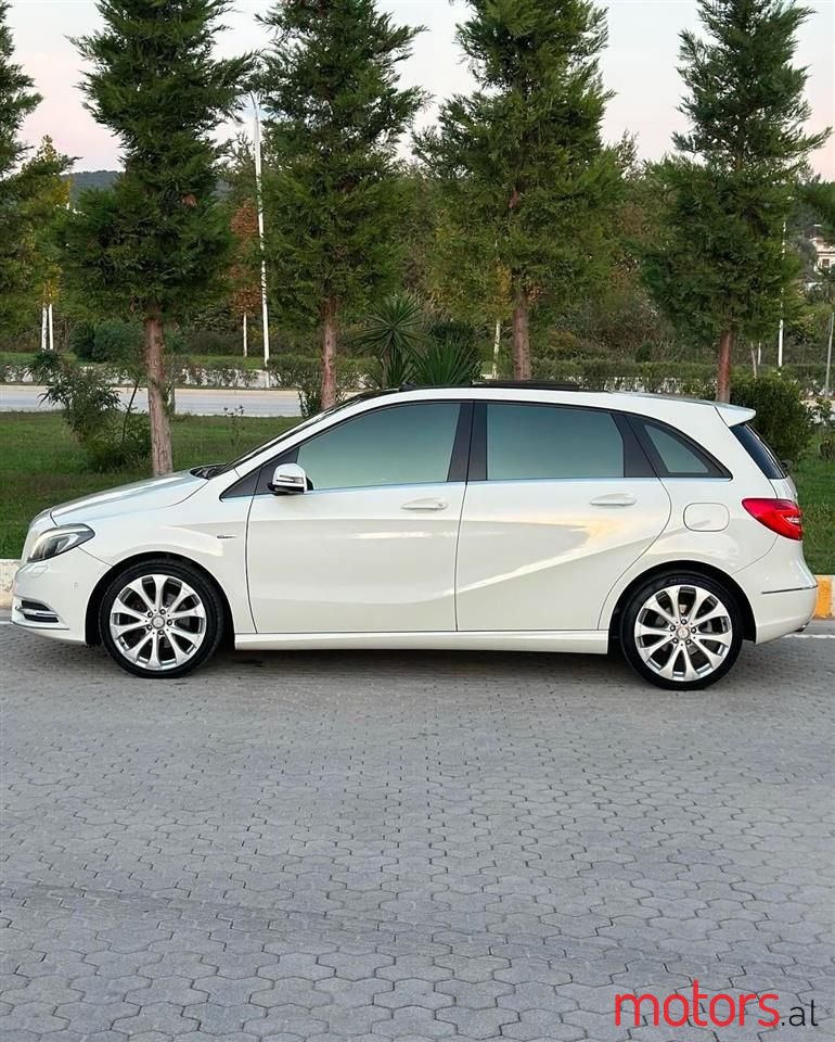 2012' Mercedes-Benz B 220 photo #6