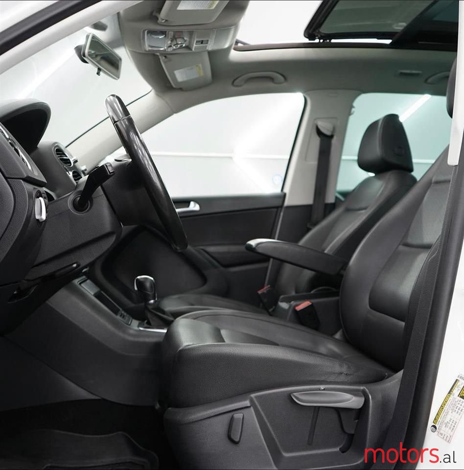2012' Volkswagen Tiguan photo #3