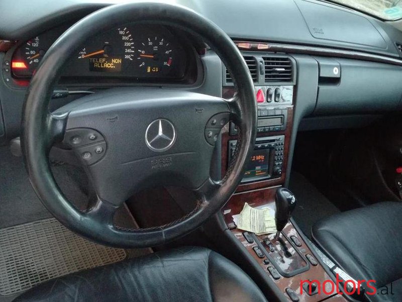 2003' Mercedes-Benz E 220 photo #2