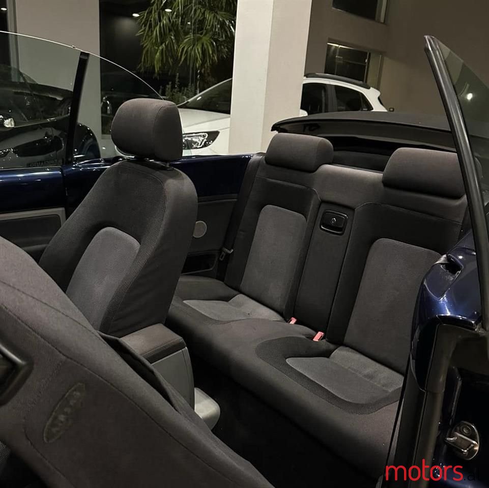 2004' Volkswagen Beetle photo #4